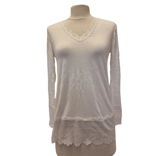 Shirt made of viscose with lace trim in white