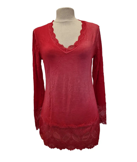 Shirt made of viscose with lace trim in red